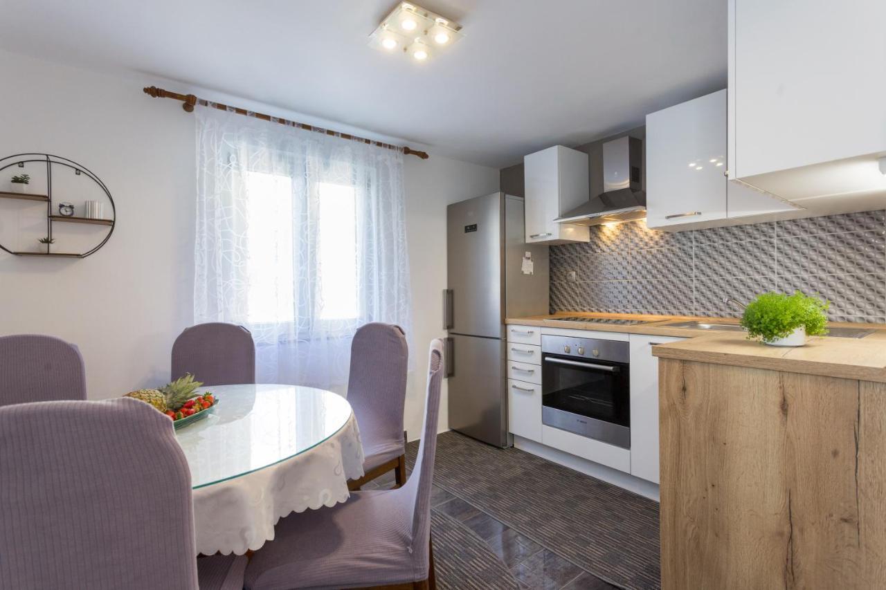 Apartments Lidija - Sea View Apartment With Exclusive Right Of Using Hot Tub Or Split Level Apartment With Exclusive Right Of Using Pool Podstrana Extérieur photo